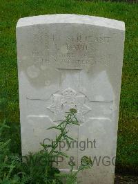 Etaples Military Cemetery - Davies, Roderick Lewis