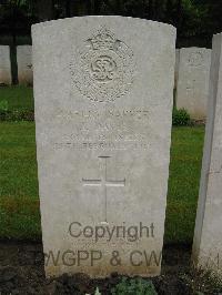 Etaples Military Cemetery - Davis, James