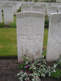 Etaples Military Cemetery - Dawe, L