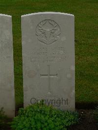 Etaples Military Cemetery - Deegan, Richard