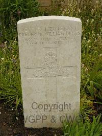 Etaples Military Cemetery - Deeks, Frederick William