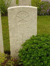 Etaples Military Cemetery - Deller, L