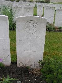 Etaples Military Cemetery - Dennis, Illingworth