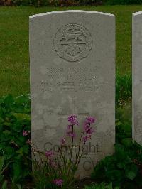 Etaples Military Cemetery - Denyer, W W