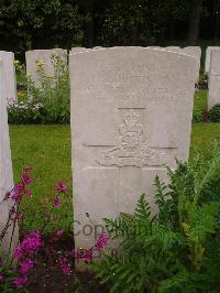 Etaples Military Cemetery - Dickinson, Henry Lawrence