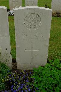 Etaples Military Cemetery - Downs, Aaron