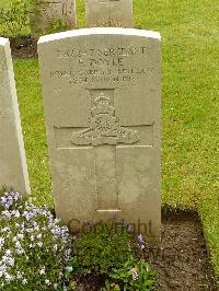 Etaples Military Cemetery - Doyle, F