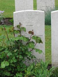 Etaples Military Cemetery - Drage, T