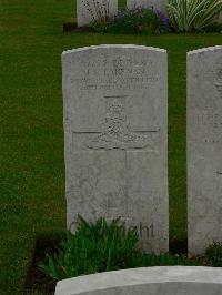 Etaples Military Cemetery - Dykeman, J H