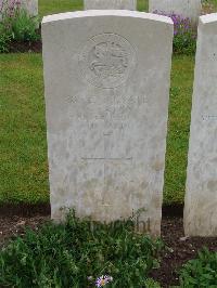 Etaples Military Cemetery - Eaton, W