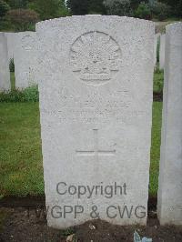 Etaples Military Cemetery - Edwards, Gordon James