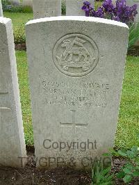 Etaples Military Cemetery - Elliot, Norman