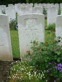Etaples Military Cemetery - Elliott, A