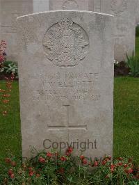 Etaples Military Cemetery - Elliott, J W