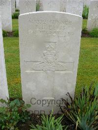 Etaples Military Cemetery - Ellis, B E