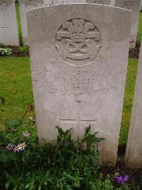 Etaples Military Cemetery - Ellis, J