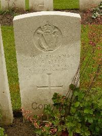 Etaples Military Cemetery - Ellis, R G