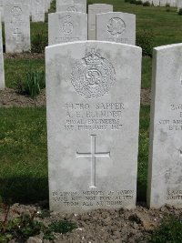 Etaples Military Cemetery - Ellwood, Robert