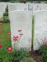 Etaples Military Cemetery - Elton, G
