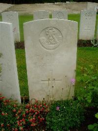 Etaples Military Cemetery - Evans, R