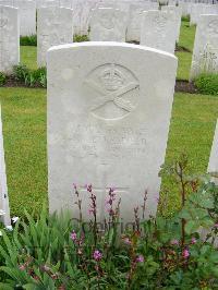 Etaples Military Cemetery - Eversfield, W L