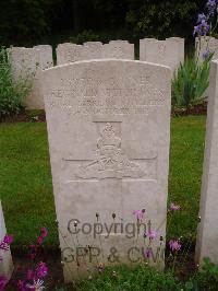 Etaples Military Cemetery - Eves, Reginald Victor
