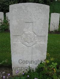 Etaples Military Cemetery - Excell, Lionel Thomas