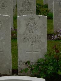Etaples Military Cemetery - Farrell, T W