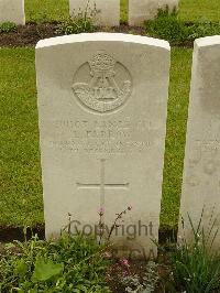Etaples Military Cemetery - Farrow, L