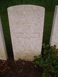 Etaples Military Cemetery - Farthing, R