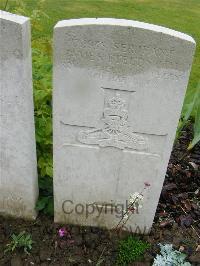 Etaples Military Cemetery - Fields, J