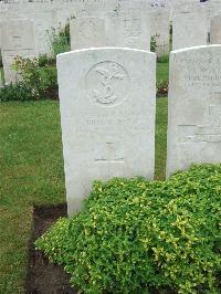 Etaples Military Cemetery - Fisher, Roland