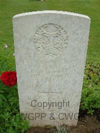 Etaples Military Cemetery - Fleming, James Sword