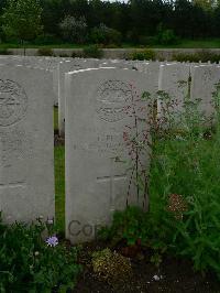 Etaples Military Cemetery - Flynn, T