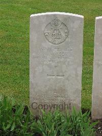 Etaples Military Cemetery - Forbes, M