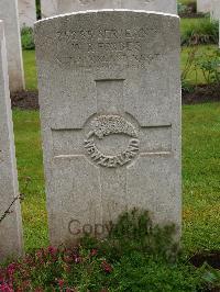 Etaples Military Cemetery - Forbes, William Roland
