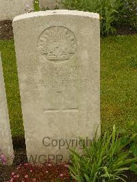Etaples Military Cemetery - Fox, Leonard Vivian