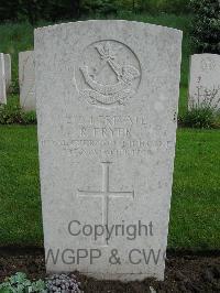 Etaples Military Cemetery - Fryer, R