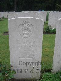 Etaples Military Cemetery - Geeson, Harry