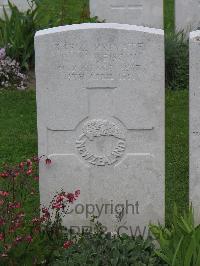 Etaples Military Cemetery - Geisow, Robert William