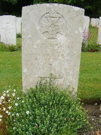 Etaples Military Cemetery - Gill, J D
