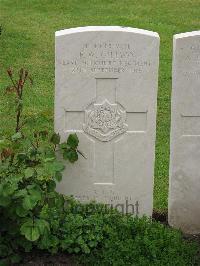 Etaples Military Cemetery - Gillyon, Fredrick William