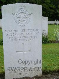 Etaples Military Cemetery - Gordon, A W