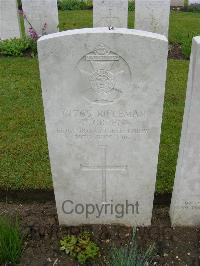 Etaples Military Cemetery - Green, F