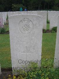Etaples Military Cemetery - Green, Lionel
