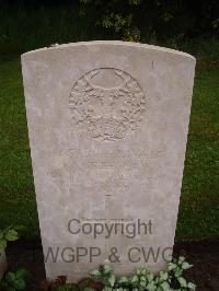 Etaples Military Cemetery - Greenlaw, R