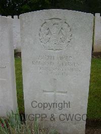 Etaples Military Cemetery - Grieves, Roland