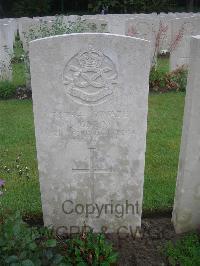 Etaples Military Cemetery - Groom, G