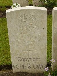 Etaples Military Cemetery - Gunns, R