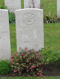 Etaples Military Cemetery - Haines, T